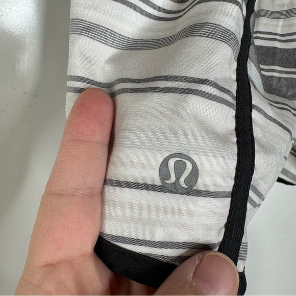 Lululemon Tracker Short II 2-way Stretch Mini Groovy Stripe Dune Size 4 - Picture 4 of 4